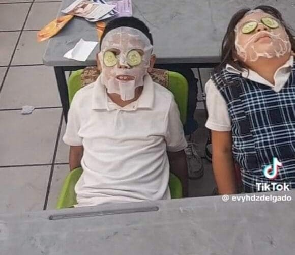 Maestra aplica mascarillas faciales a sus alumnos para aliviar el calor