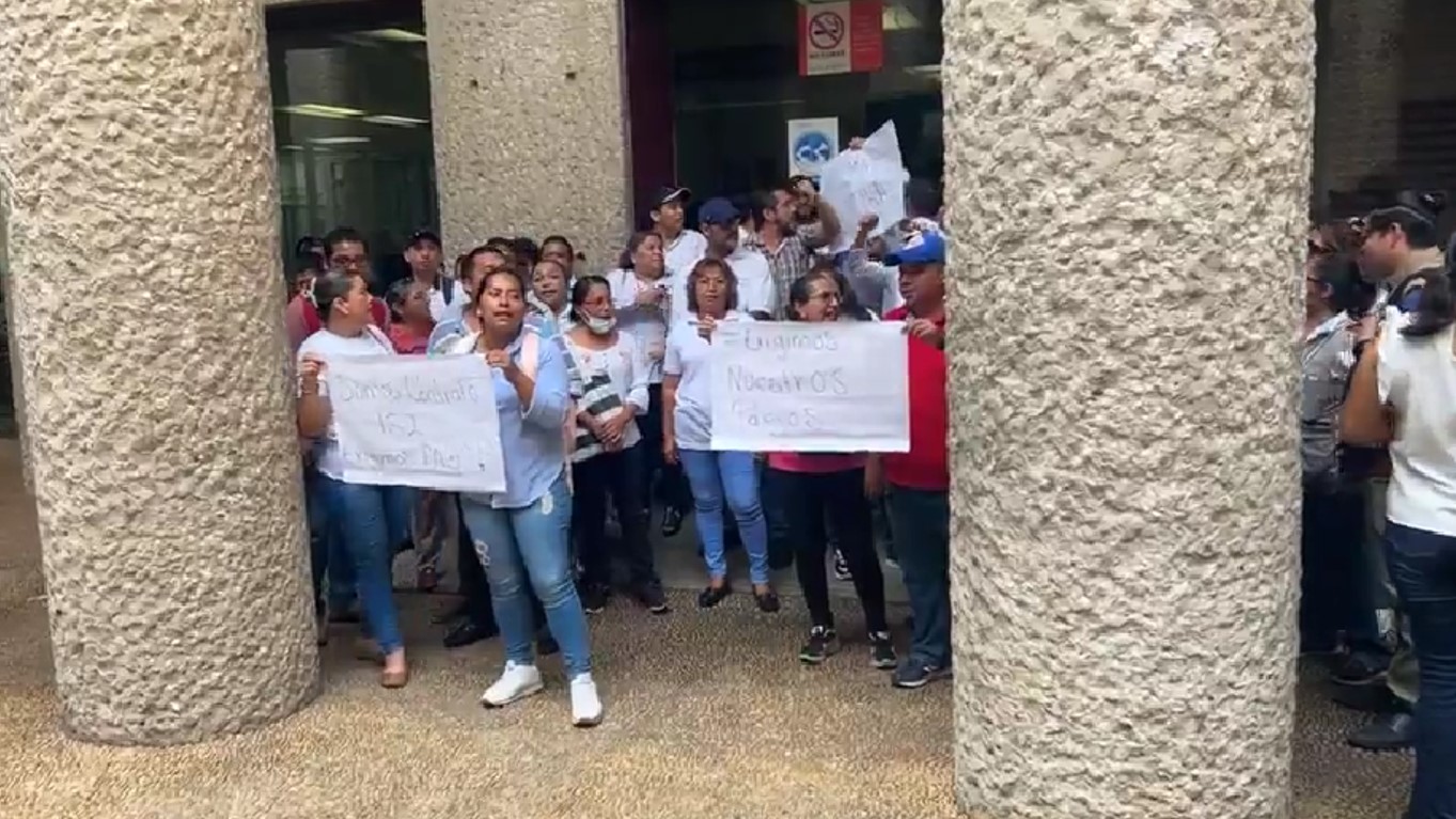 Trabajadores de Salud en Tabasco protestan por incumplimiento de pago 