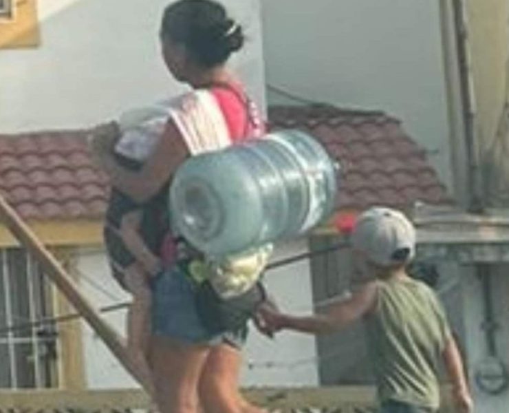 Una imagen se hace viral: Una mujer con sus hijos carga un botellón en Tampico