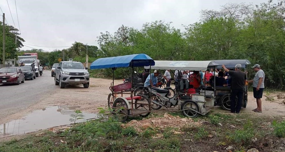 Vecinos de Hunxectamán bloquean carretera debido a falta de energía eléctrica