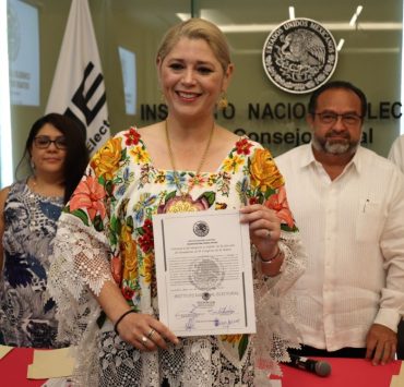 Verónica Camino Farjat recibe su constancia