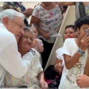 AMLO Recibe Calurosa Bienvenida en Recorrido del Tren Maya