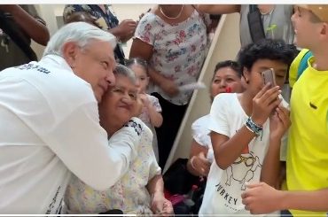 AMLO Recibe Calurosa Bienvenida en Recorrido del Tren Maya