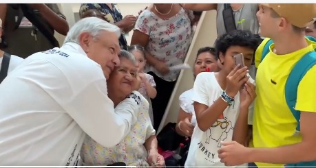 AMLO Recibe Calurosa Bienvenida en Recorrido del Tren Maya