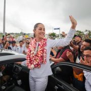 Claudia Sheinbaum Recibe Cálida Bienvenida en Veracruz para Supervisar el Corredor Interoceánico