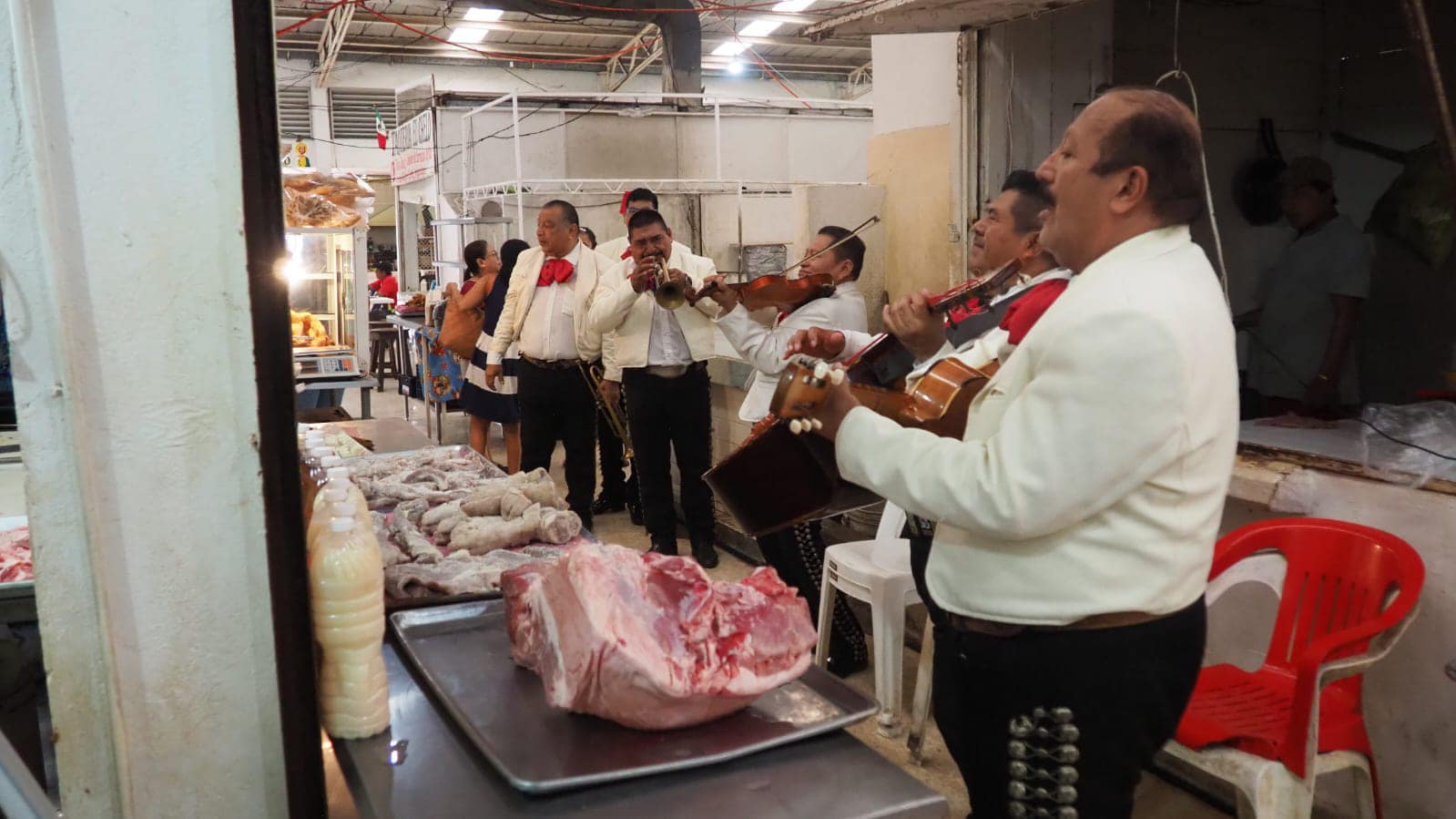 Grupos de mariachis sorprendieron a los locatarios y visitantes 