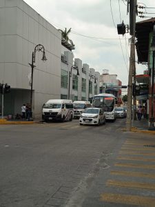  Aquí es una Parada o Paradero " normal"  pero los cafres de taxis, combis y autobuses del servicio público de pasajeros, toman este reducido espacio como una " TERMINAL" porque dicen que esto es parte de la Modernización del transporte en el mentado Barrio Mágico, según Chicho Oro.