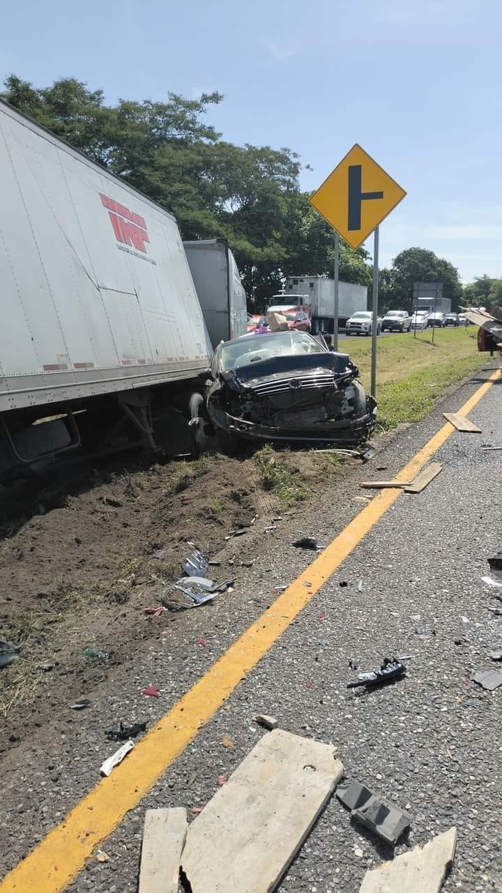 En el accidente involucrados tráileres y varios vehículos particulares