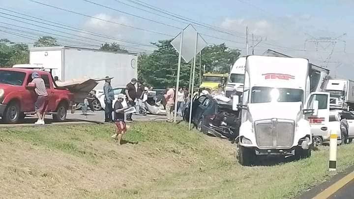 Fuerte accidente en la carretera Cárdenas-Villahermosa deja 7 lesionados 