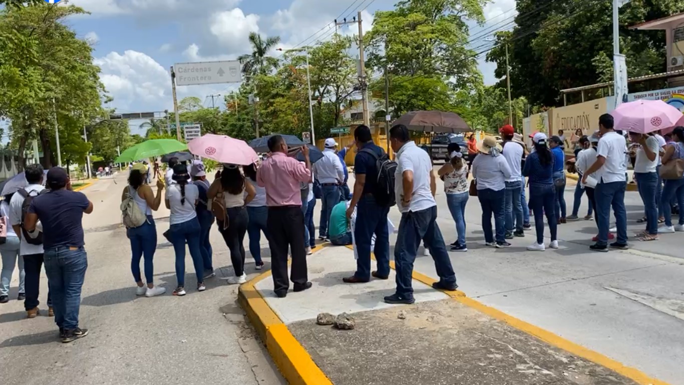 Maestros de SNTE bloquean Avenida Méndez de Villahermosa