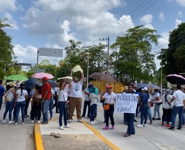 Maestros de SNTE bloquean Avenida Méndez de Villahermosa