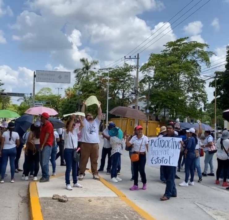 Maestros de SNTE bloquean Avenida Méndez de Villahermosa