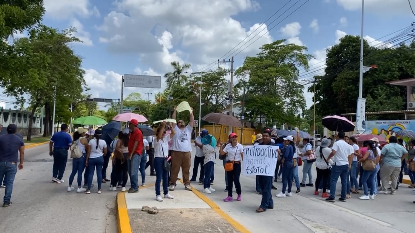 Maestros de SNTE bloquean Avenida Méndez de Villahermosa