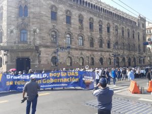 Los universitarios arribaron a la Ciudad de México en diversos camiones hasta Palacio Nacional para entregar un pleito petitorio al presidente Andrés Manuel López Obrador.