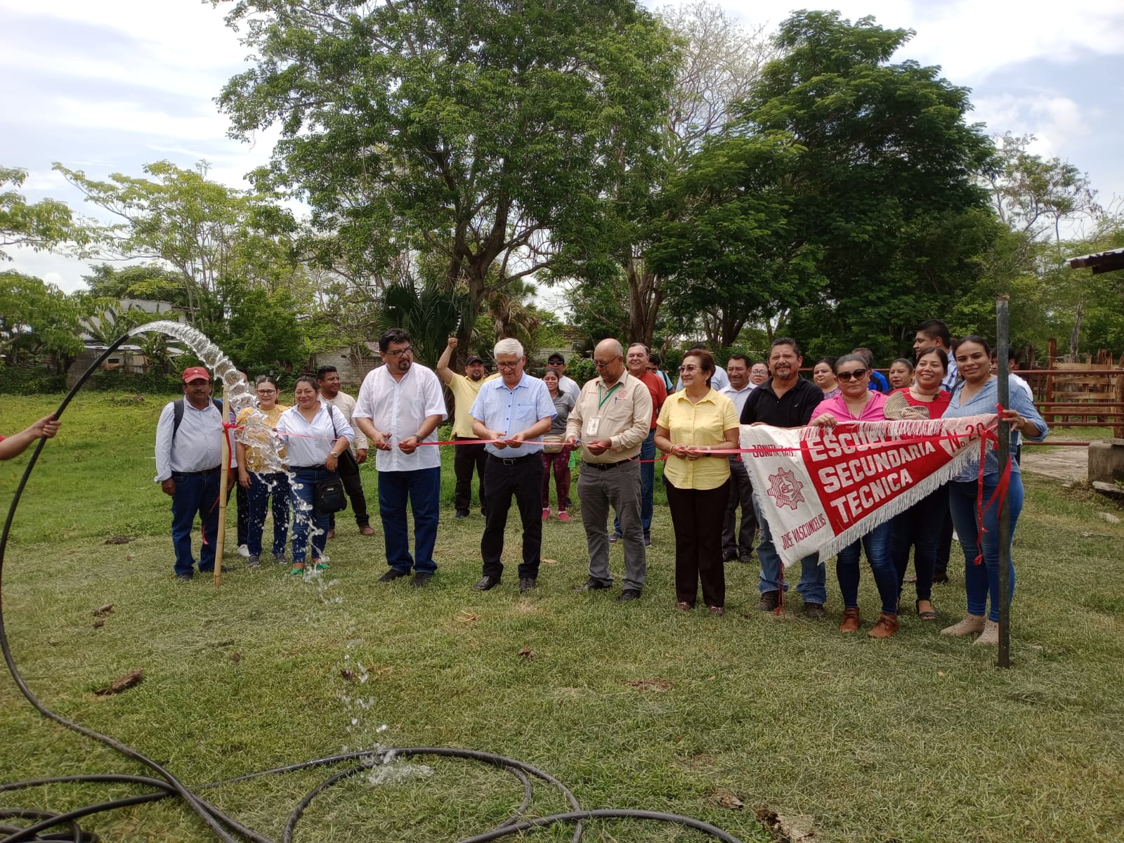 Estudiantes realizan proyectos de aprendizaje por servicio solidario para el beneficio de las comunidades escolares.