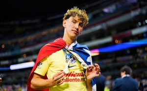 El defensa chileno Igor Lychnovsky renovó contrato con América y es 100 por ciento jugador azulcrema. 