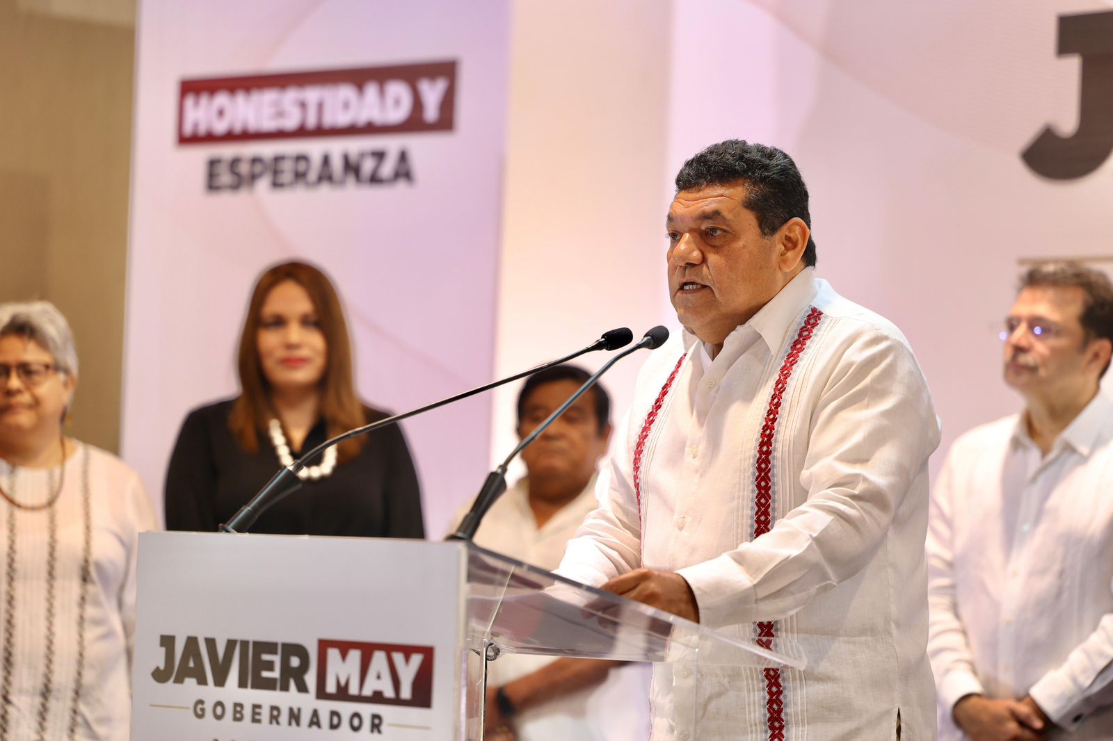 Javier May Rodríguez presenta su gabinete de gobierno, dejando pendiente Salud y Seguridad.