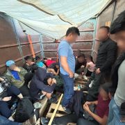 En Chihuahua, rescataron a 63 migrantes hacinados en un camión de carga