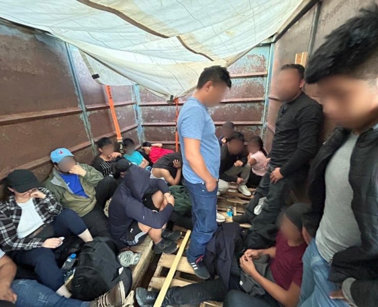 En Chihuahua, rescataron a 63 migrantes hacinados en un camión de carga