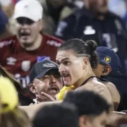 Tras finalizar la segunda semifinal de la Copa América entre Uruguay ante Colombia, se registró una campal en las tribunas, entre jugadores charrúas y aficionados.