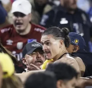 Tras finalizar la segunda semifinal de la Copa América entre Uruguay ante Colombia, se registró una campal en las tribunas, entre jugadores charrúas y aficionados.