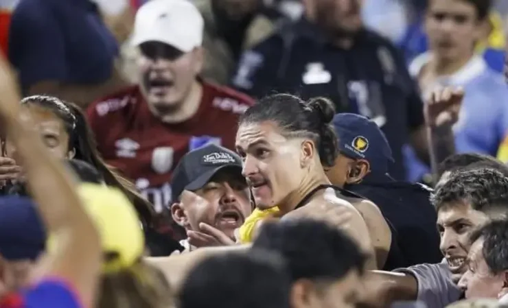 Tras finalizar la segunda semifinal de la Copa América entre Uruguay ante Colombia, se registró una campal en las tribunas, entre jugadores charrúas y aficionados.