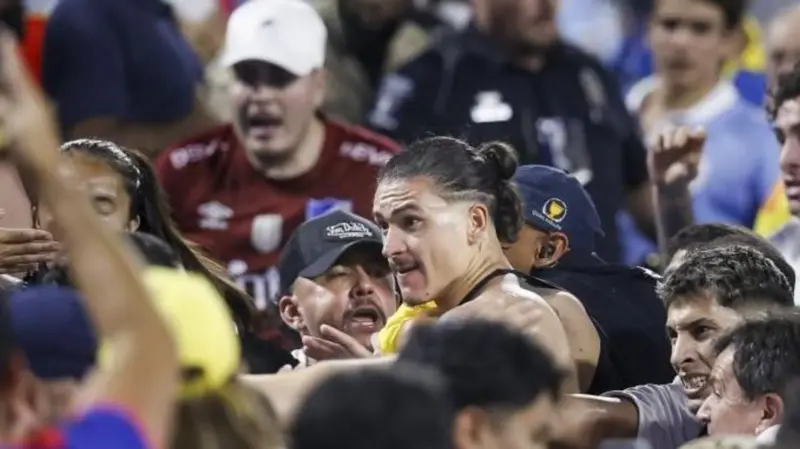 Tras finalizar la segunda semifinal de la Copa América entre Uruguay ante Colombia, se registró una campal en las tribunas, entre jugadores charrúas y aficionados.