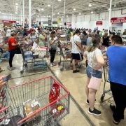 Siguen las compras de pánico ante la presencia del huracán Beryl