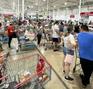 Siguen las compras de pánico ante la presencia del huracán Beryl