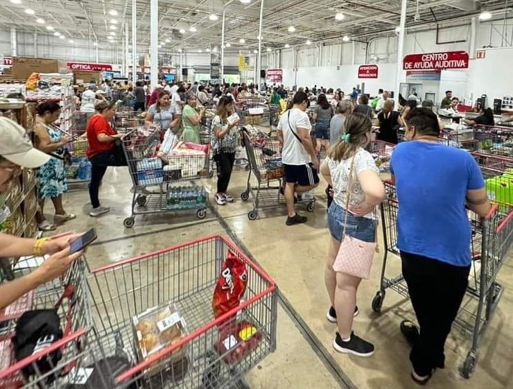 Siguen las compras de pánico ante la presencia del huracán Beryl