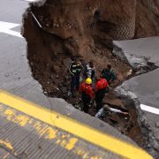 Se abre socavón en Zapopan, Jalisco tras fuertes lluvias