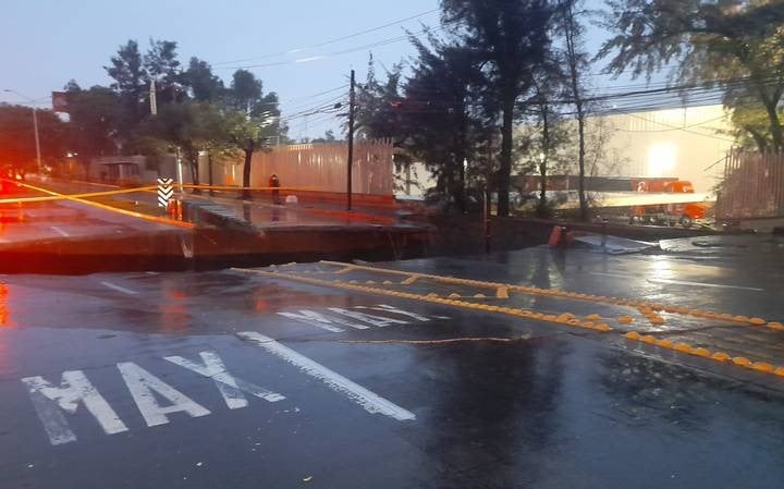 Se abre socavón en Zapopan, Jalisco tras fuertes lluvias 