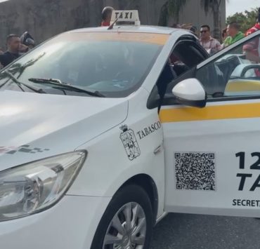 Joven mujer falleció prensada en un taxi al caerle palmera en Villahermosa