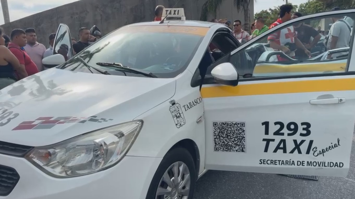 Joven mujer falleció prensada en un taxi al caerle palmera en Villahermosa