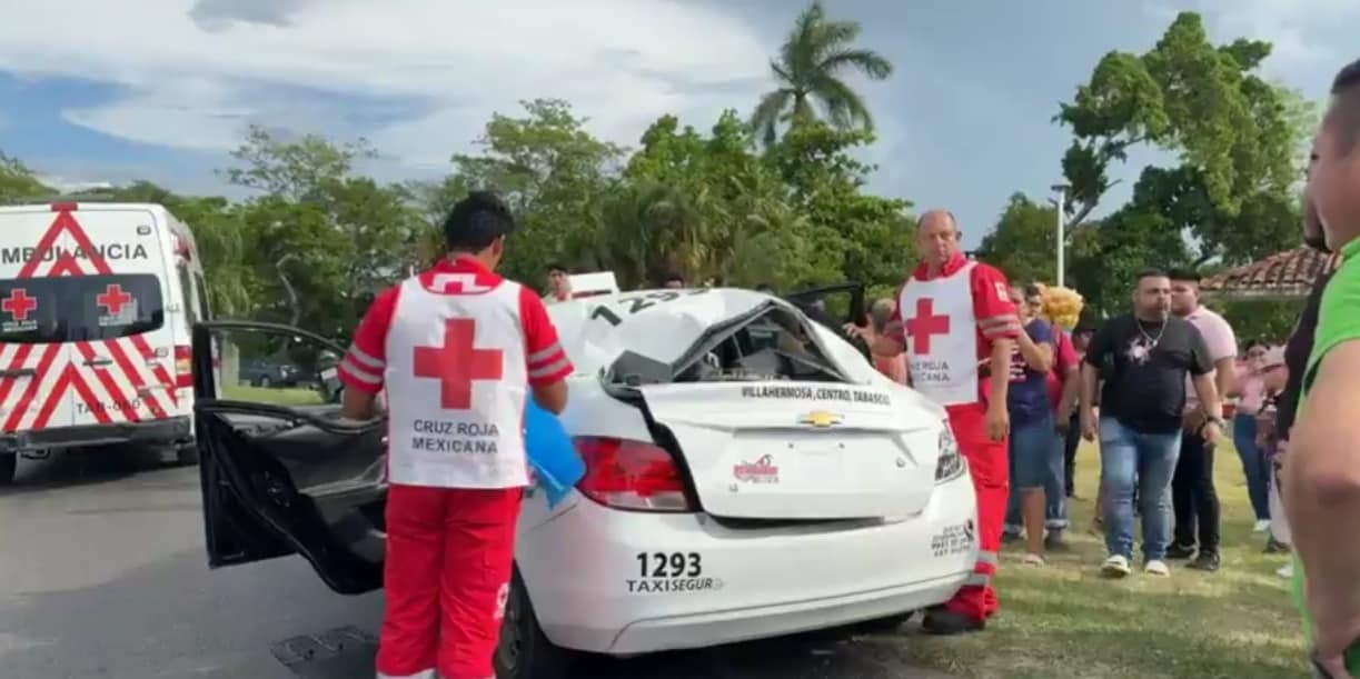 Joven mujer falleció prensada en un taxi al caerle palmera en Villahermosa 