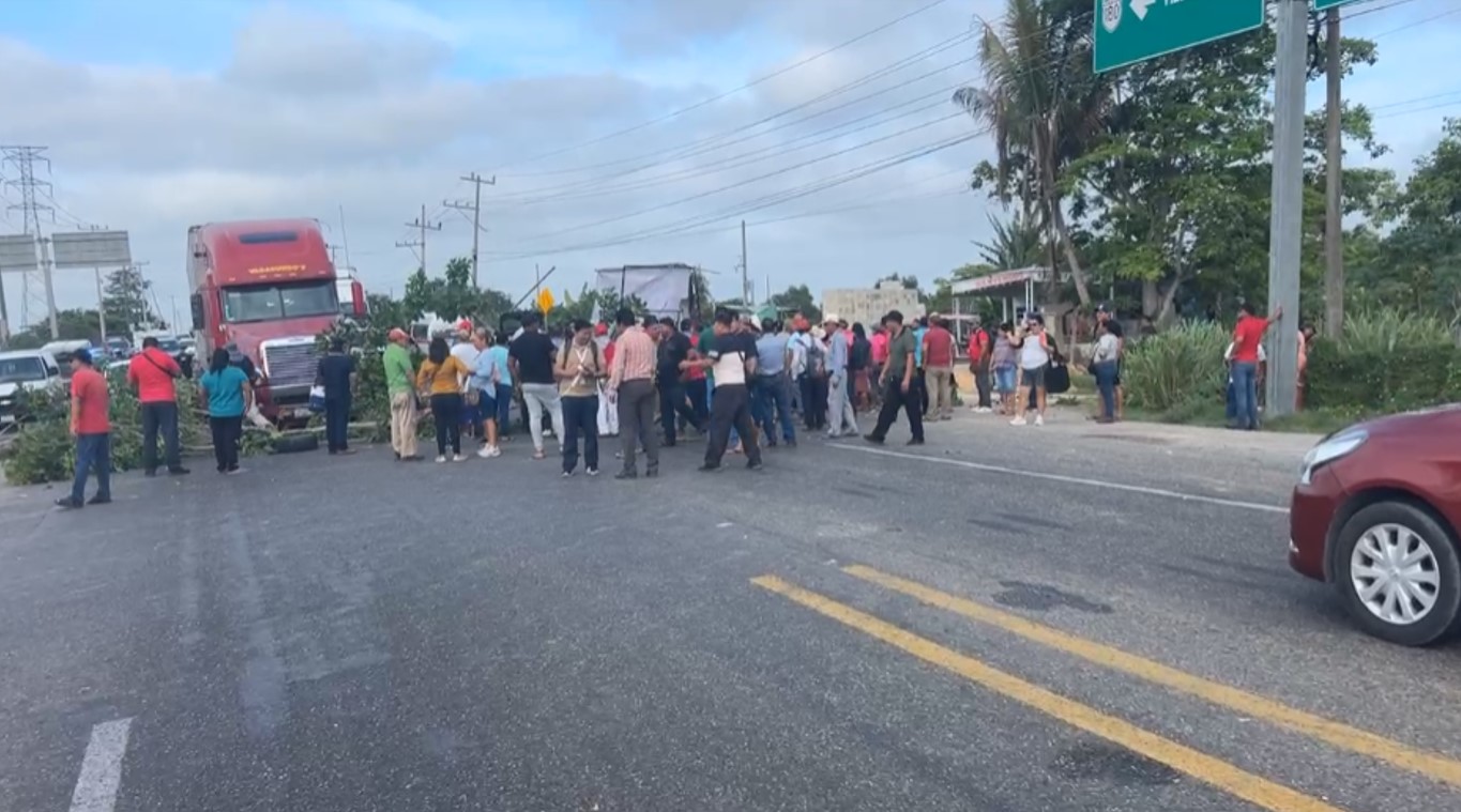 Bloquean habitantes de Tamulté de las Sabanas carretera Villahermosa-Frontera