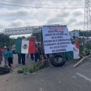 Bloquean habitantes de Tamulté de las Sabanas carretera Villahermosa-Frontera por fallas de luz