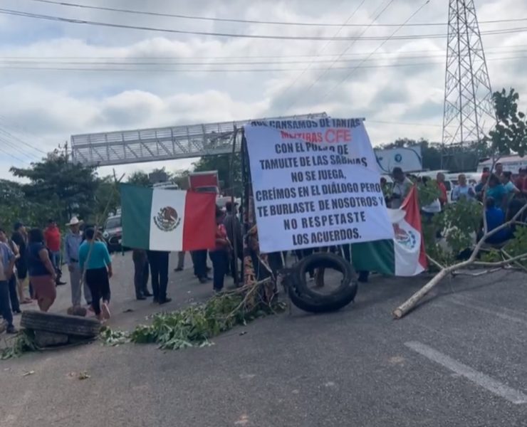 Bloquean habitantes de Tamulté de las Sabanas carretera Villahermosa-Frontera por fallas de luz