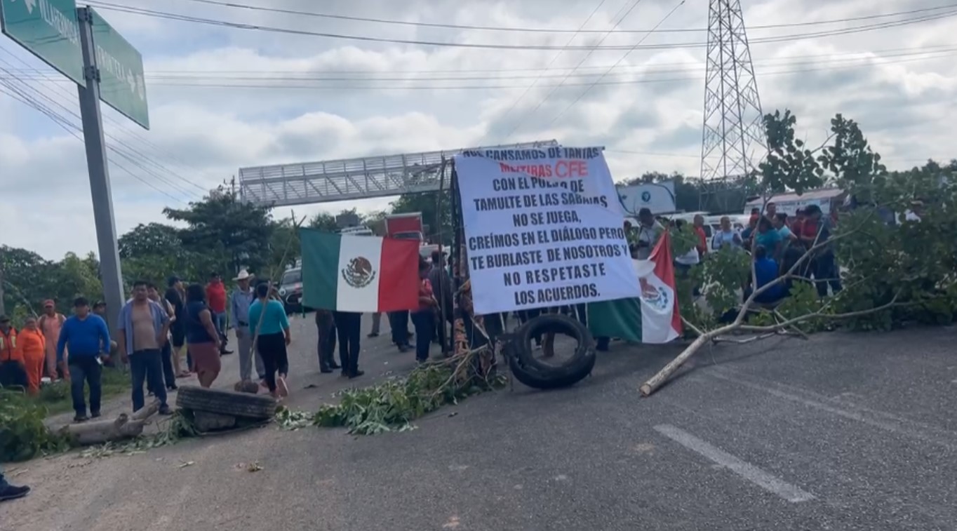 Bloquean habitantes de Tamulté de las Sabanas carretera Villahermosa-Frontera por fallas de luz