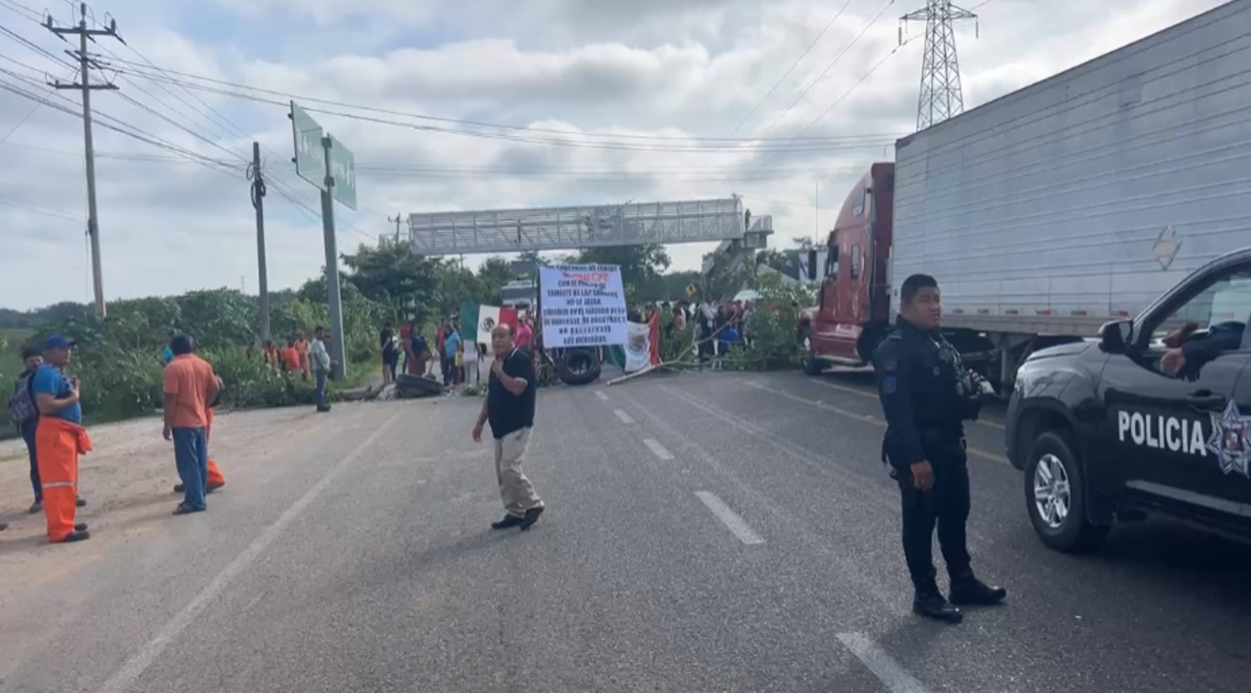 Transportistas afectados por bloqueo en la carretera Villahermosa-Frontera.