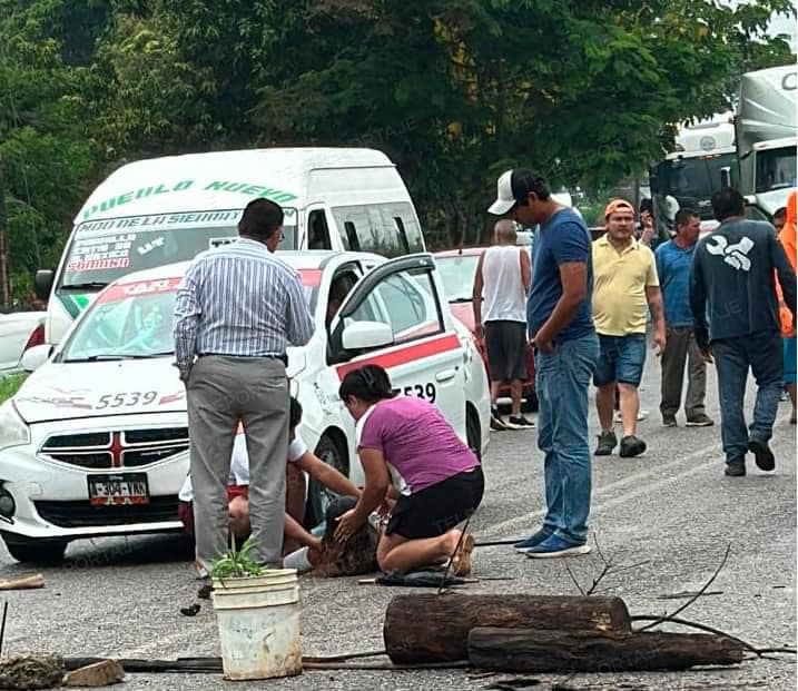 Conductor atropelló 6 personas que bloqueaban la carretera Villahermosa-Jalapa