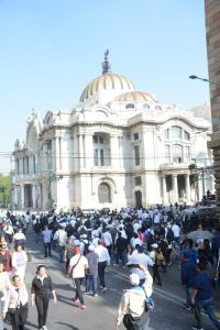 Debido a la persecución política de Rubén Rocha Moya, la UAS se apoderaron de las calles de la CDMX, con mantas que decían ``Gracias AMLO´´ y `` Fuera Rocha´´. 