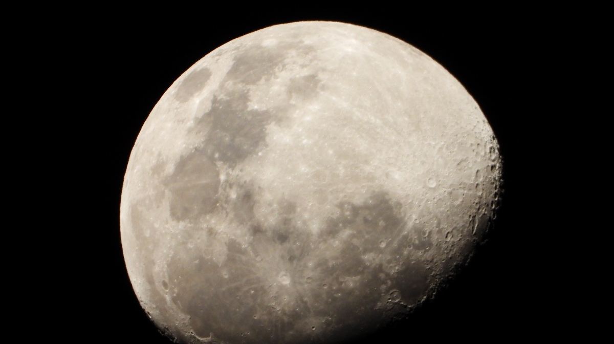 Descubren túneles subterráneos en la Luna