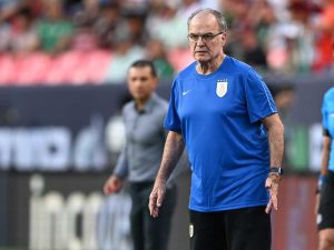 El estratega argentino, Marcelo Bielsa, tiene su primer fracaso como entrenador de Uruguay, ya que fue eliminado en semifinales de Copa América, ante Colombia. 