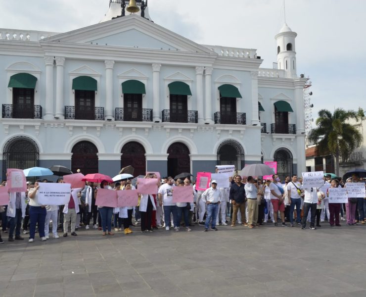 Médicos piden liberación de la doctora Teresita acusada de presunta negligencia en Tabasco