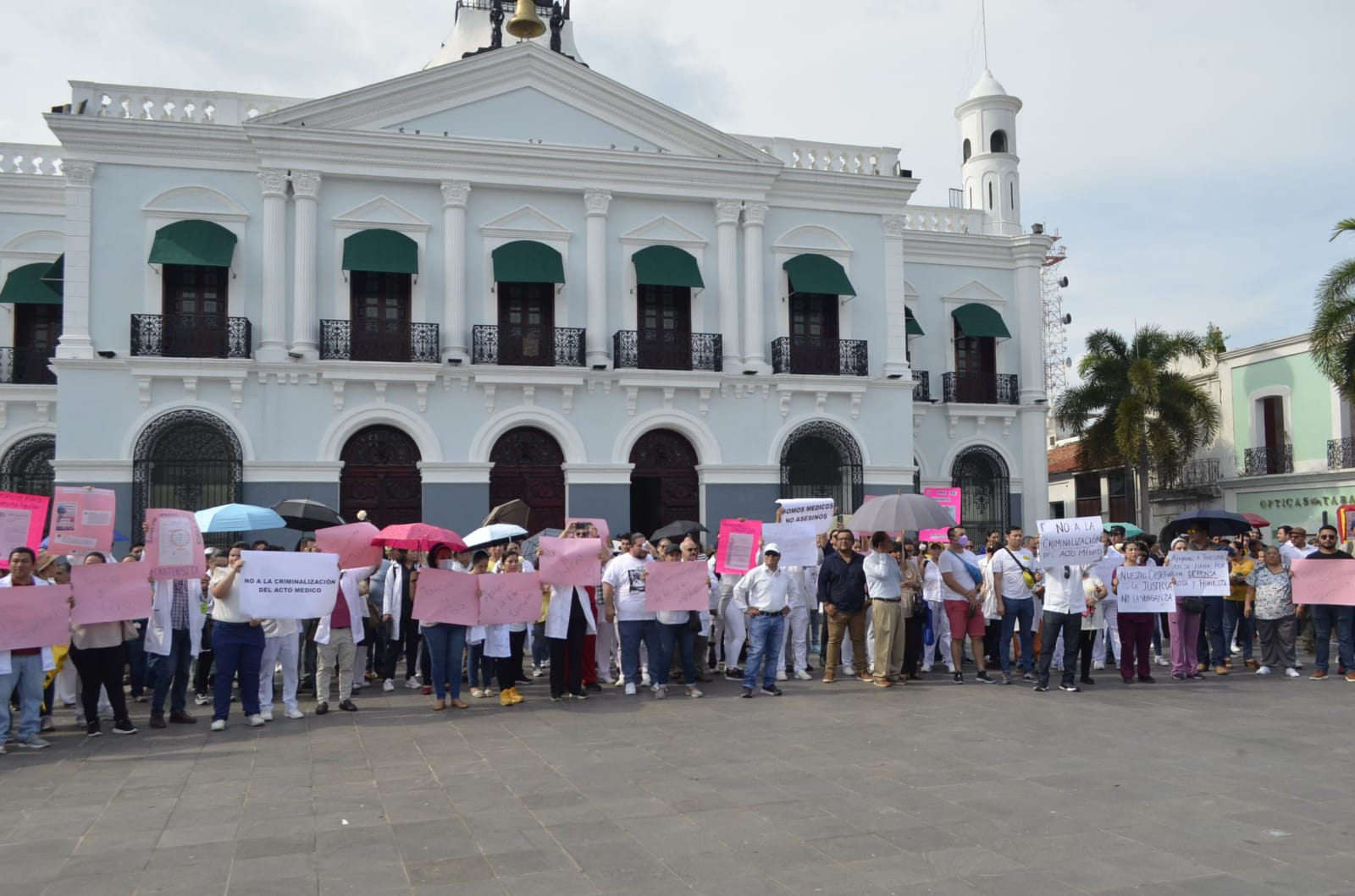 Médicos piden liberación de la doctora Teresita acusada de presunta negligencia en Tabasco