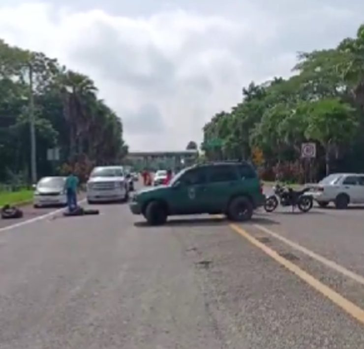 Bloqueo en la carretera Villahermosa-Nacajuca por residuos tóxicos