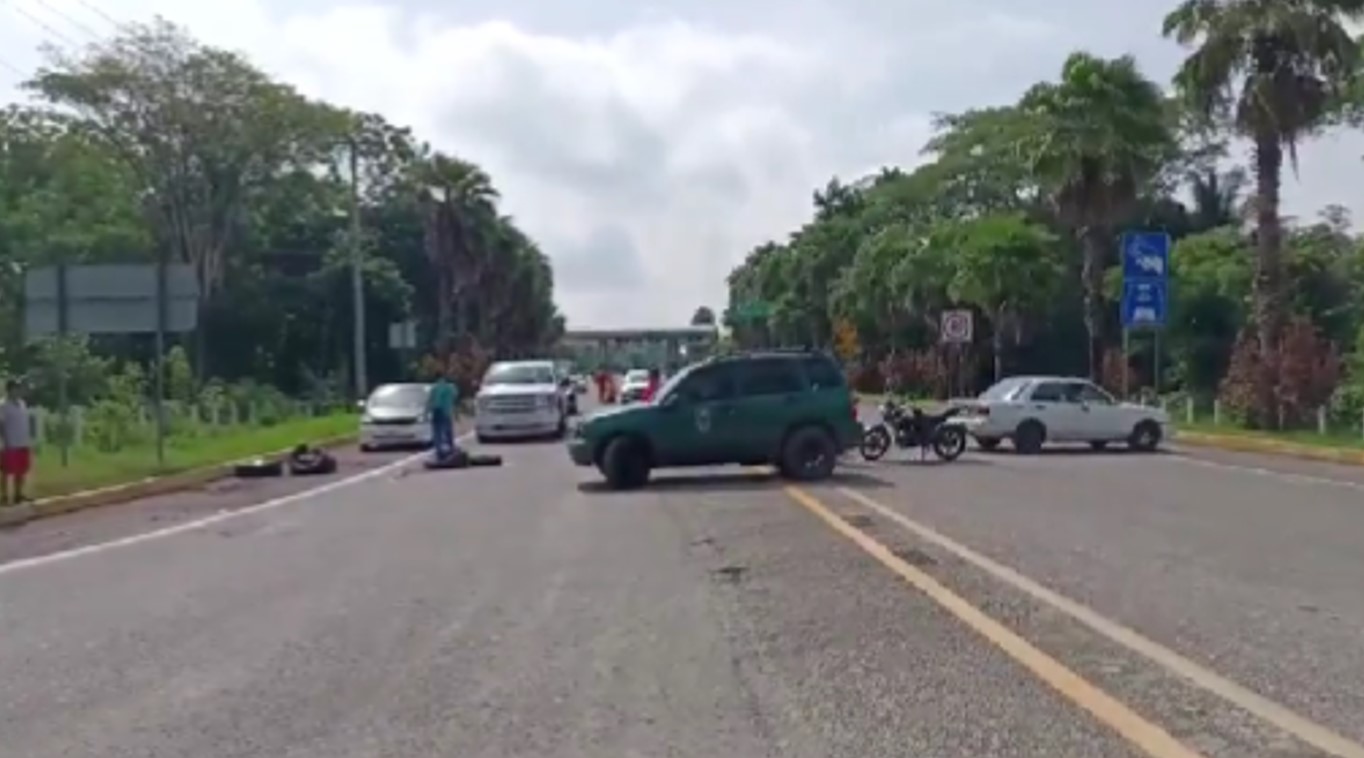 Bloqueo en la carretera Villahermosa-Nacajuca por residuos tóxicos