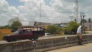 Momentos en que este ciudadano hace maniobras cruzando la barrera divisoria de los carriles de la carretera Villahermosa a Teapa, exponiendo su vida y exponiendo a los conductores.