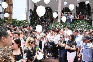 Como parte del homenaje póstumo, compañeros universitarios, ex rectores y quienes fueron parte de su administración realizaron las guardias correspondientes.